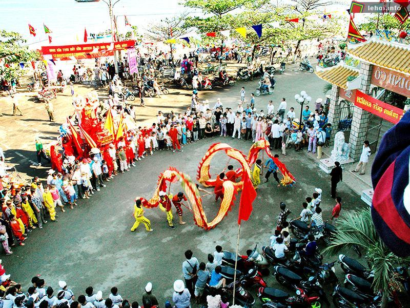 Màn biểu diễn múa rồng đắc sắc trước Dinh Cô