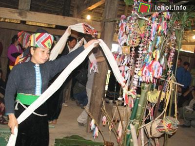 Thiếu nữ La Ha trong điệu múa khăn truyền thống