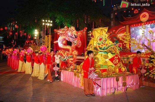 Bà con tới trả lễ