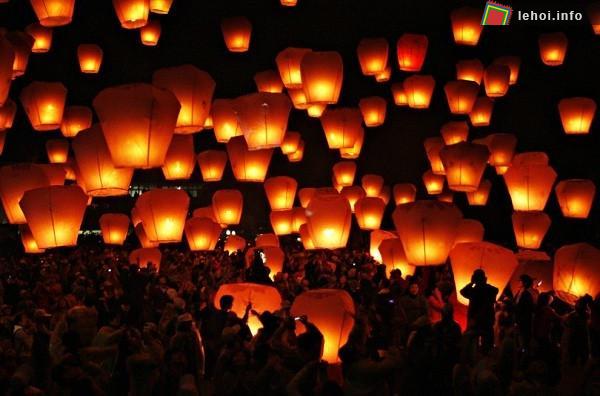 Ở vào thời xưa, kết hợp với việc mừng năm mới, lễ hội này sẽ được kéo dài rất lâu có khi kéo dài đến 45 ngày liên tiếp. Nhưng ngày nay, lễ hội chỉ còn diễn ra trong vòng một tuần.&nbsp;