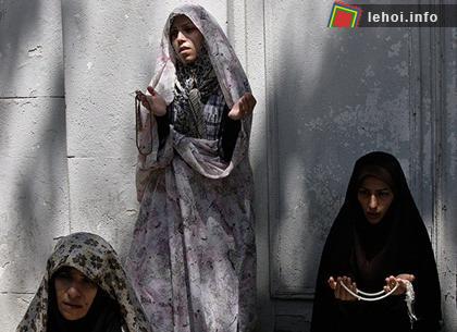 Những người phụ nữ Iran đang cầu nguyện trong tháng Hồi Giáo Ramadan diễn ra tại thủ đô Tehran&nbsp;