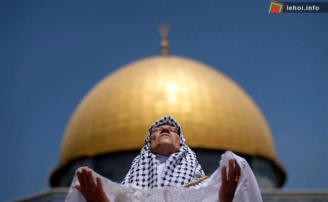 Một tín đồ Hồi giáo người Palestin đang cầu nguyện ở trước nhà thờ Hồi giáo Al-Aqsa tại thành phố Jerusalem’s Old City.