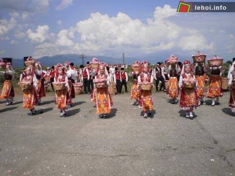 Các chàng trai và cô gái xinh đẹp nhảy múa, hát ca chào mừng Nữ hoàng Hoa hồng. Bàn tay họ nâng các lẵng hoa vừa hái, nhảy múa những điệu múa dân tộc để chúc mừng mùa hoa.&nbsp;
