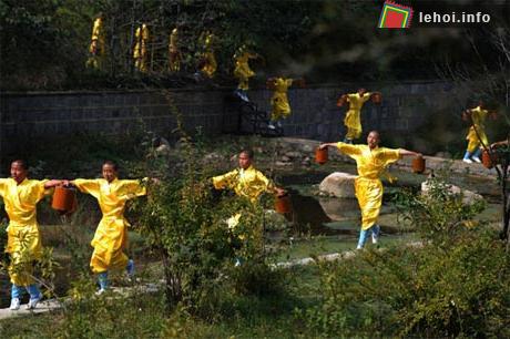 720 võ sinh đã trình diễn các động tác vô cùng điêu luyện.