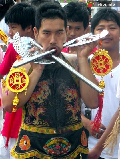 Lễ hội ăn chay 'rùng rợn' của dân đảo Phuket ở Thái Lan ảnh 3