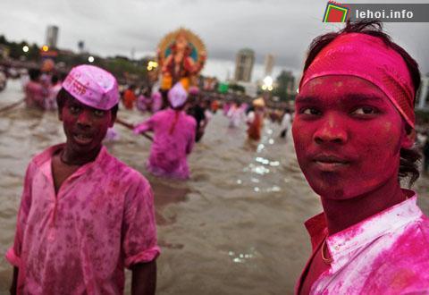 Những tín đồ Hindu sơn mặt màu đỏ trong festival Ganesh Chaturthi tại Mumbai, Ấn Độ.