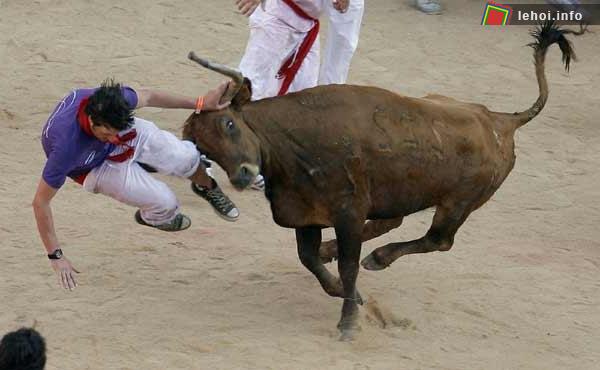 Lễ hội “bò rượt” San Fermin tại Tây Ban Nha ảnh 3