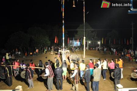 Trai gái trong làng hát múa quanh con trâu suốt đêm.