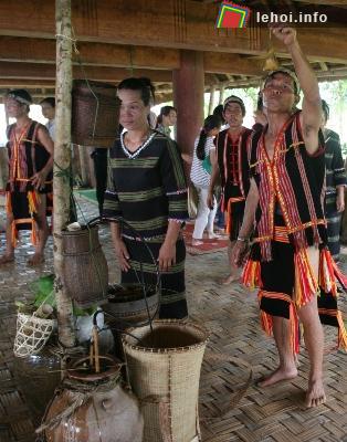 Lúc này ở nhà Rông, dân làng chuẩn bị cho lễ ăn mừng