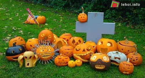 Khắc bí ngô là một trong những hoạt động đặc trưng của Halloween. Trẻ em trong trang phục hóa trang, cầm túi đi xin kẹo của các nhà hàng xóm xung quanh.