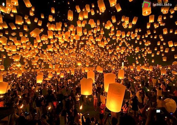 Theo truyền thống,những người dân nơi đây sẽ trang trí nhà cửa với những chiếc lồng đèn và trẻ con sẽ cầm lồng đèn để đi dạo chơi trên phố vào buối tối.&nbsp;
