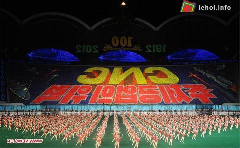 Tổng cộng có 20.000 tấm bảng đã được sử dụng để xếp hình và chữ&nbsp;