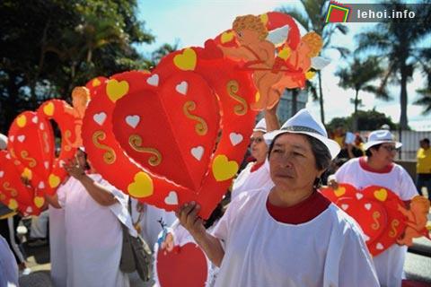 Những người phụ nữ lớn tuổi cũng hòa mình vào không khí của ngày lễ Valentine khi tham dự vào cuộc diễu hành mang tên Old Love tại Guatemela, hôm 11 tháng 2. Ảnh: AFP .&nbsp;