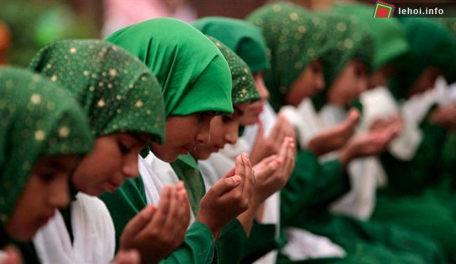 Những cô gái Hồi Giáo đang cầu nguyện trước khi dùng bữa tối Iftar trong tháng lễ Ramadan, tại vùng ngoại ô thành phố Jammu , Ấn Độ.