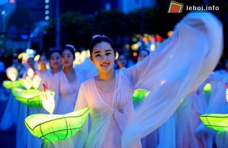Phật tử người Hàn Quốc diễu hành trên đường phố Seoul hôm mùng 8 tháng 5 .