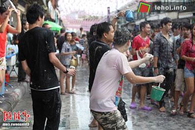 Hằng trăm ngàn người đã đổ về thành phố Bangkok (Thái Lan) trong ngày đầu tiên của lễ hội.