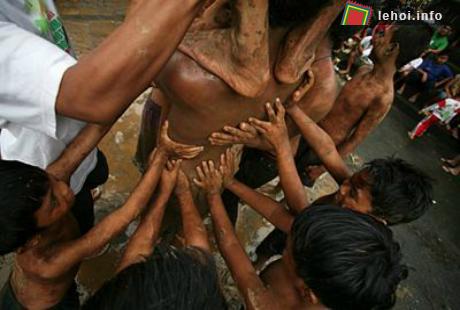 Đặc sắc chùm ảnh lễ hội trèo cây cau bôi mỡ tại Indonesia ảnh 4