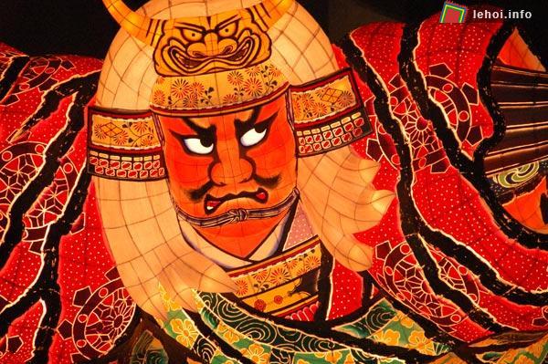Hình ảnh chiếc đèn lồng mô phỏng các nhân vật lịch sử