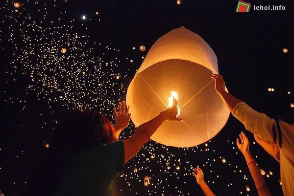 Nếu có dịp tham gia vào lễ hội, bạn có thể thấy những lồng đèn lớn trang trí được bày trên khắp các con phố lớn hay những ngôi đền ở trong thành phố.&nbsp;