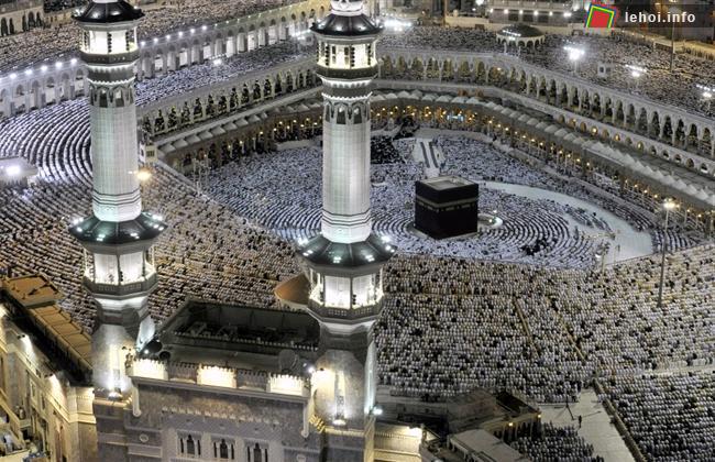 Hàng ngàn tín đồ Hồi giáo đã tập trung tại nhà thờ lớn tại thánh đường Hồi giáo Mecca .