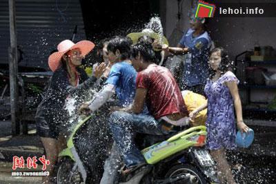 Người dân đổ vể Narathiwat, miền nam Thái Lan để đón mừng lễ hội truyền thống.