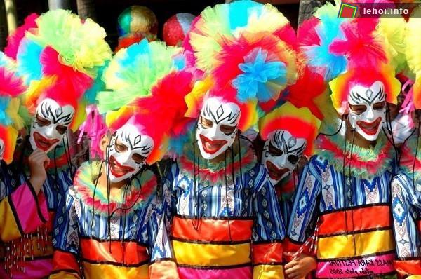 Lễ hội nụ cười màu mè MassKara tại Philippines ảnh 6