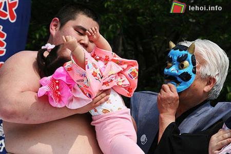 Nhật Bản: Vui nhộn với lễ hội Sumo dọa trẻ con ảnh 7