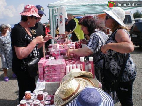 Một quầy bán các sản phẩm được chế biến từ tinh dầu hoa hồng như nước rửa mặt, nước hoa, sữa tắm, dầu gội đầu,&nbsp;