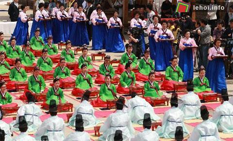 Sau đó, các cô, các cậu sẽ cúi lạy các vị khách, uống ly rượu đầu tiên và chính thức trở thành một người lớn. &nbsp; &nbsp;