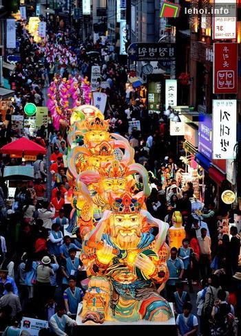 Đông đảo người dân đổ ra đường phố tại Seoul để tham gia vào các hoạt động chào mừng Phật đản