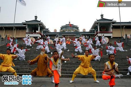 Tổng cộng, đã có hơn 60.000 võ sinh và võ sĩ biểu diễn kungfu trên những con đường dẫn tới khu vực chùa Thiếu Lâm.