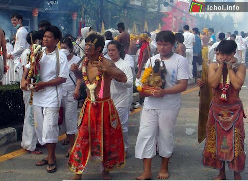 Lễ hội ăn chay 'rùng rợn' của dân đảo Phuket ở Thái Lan ảnh 6