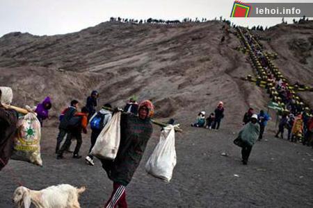 Dân làng mang chiến lợi phẩm về nhà, trong đó có cả 1 con dê