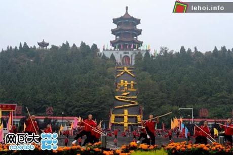 Các học viên của trường võ thuật Tagou đã tạo hình ký tự Trung Quốc trên những bậc thang dẫn tới chùa Thiếu Lâm.