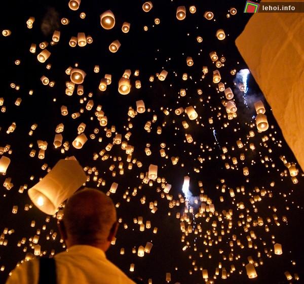 Sự kiện đáng mong chờ nhất có lẽ đó là lễ thả đèn trời. Vào đêm này, người ta sẽ viết lên chiếc đèn của mình những điều ước và thả chúng bay lên bầu trời, cầu mong điều ước đến được với các vị thần tiên.&nbsp;