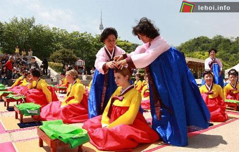 Trong số những người tham gia buổi lễ sẽ có một số nữ sinh người ngoại quốc. &nbsp; &nbsp;