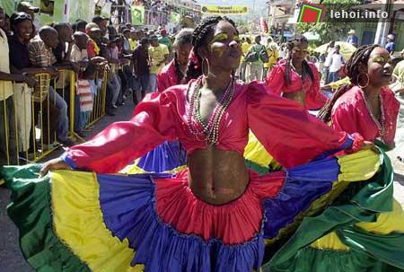 Nhóm thiếu nữ khoe những bộ trang phục sặc sỡ trên đường phố ở thị trấn Jacmel, Haiti . Ảnh: AFP/Getty.&nbsp;