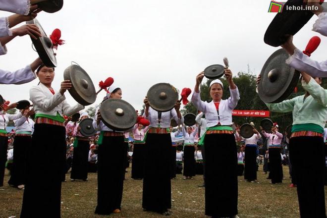 Thi biểu diễn cồng chiêng của các thiếu nữ Mường trong ngày hội