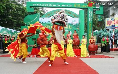 Màn múa lân trong lễ cắt băng mở cửa Con đường Trà Việt.