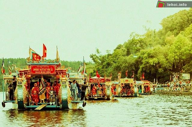 Tấp nập những chiếc thuyền kết đôi với cờ phướn, hương án đủ màu sắc, hành hương về điện Hòn Chén, nơi thờ Thánh Mẫu.