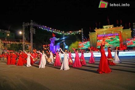 Chương trình carnaval với các khối diễu hành thể hiện 20 chủ đề khác nhau