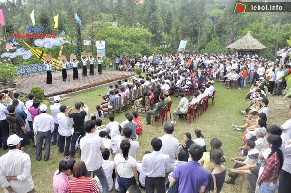 Du khách đến xem Lễ hội trên mây - Sapa