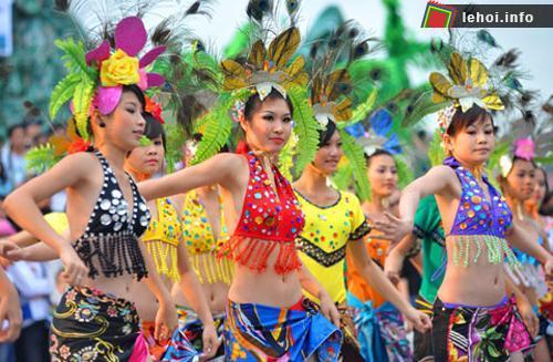 Màn diễu hành đường phố cùng nhiều tiết mục sôi động là điểm nhấn cốt lõi nhất của Lễ hội Carnaval Hạ Long