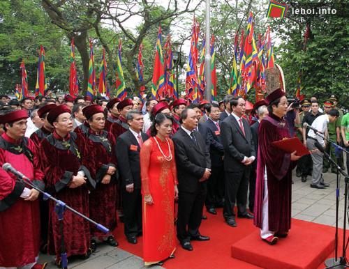 Đọc chúc văn ca ngợi công lao trời biển của các Vua Hùng đã có công dựng nước và giữ nước…