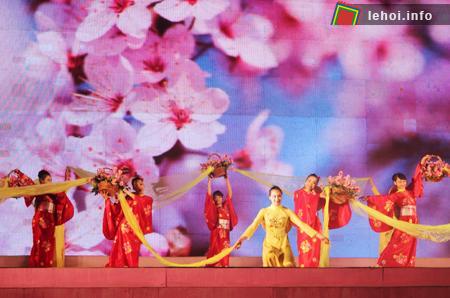 Biểu diễn văn nghệ trong đêm khai mạc