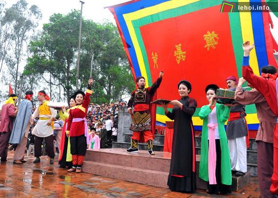 Nghi lễ dâng hương thành kính tại đài tưởng niệm