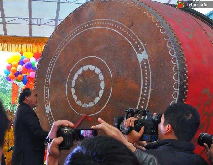 Phó Thủ tướng Chính phủ Nguyễn Xuân Phúc đánh trống khai hội chùa Bái Đính
