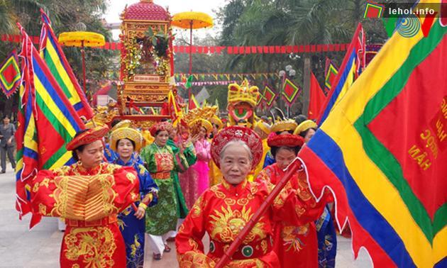 Đoàn rước do các cụ người cao tuổi quận Đống Đa thực hiện