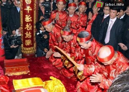 Các cụ cao niên làm lễ khai ấn
