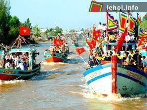 Nhiều tàu đánh bắt thủy sản tham gia lễ cung thỉnh Ông.